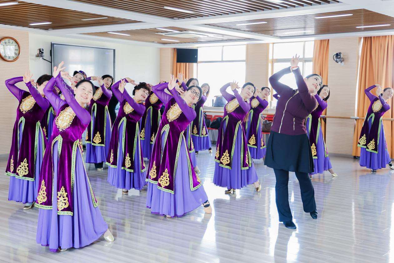 3月9日，上海老年大学春季学期开学，图为钦州书院民族舞课堂，学员们身穿维吾尔族服饰跳舞（校方供图）