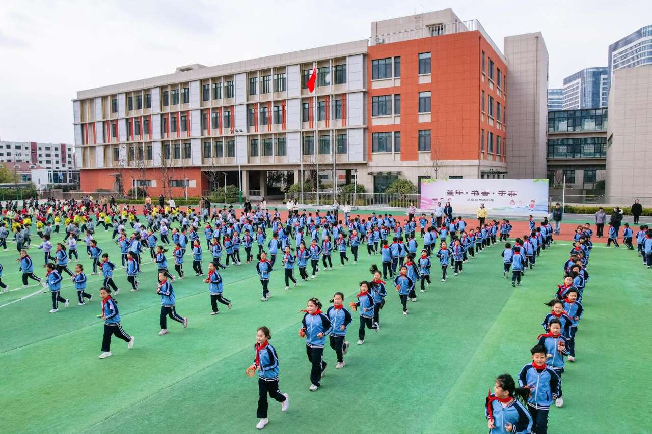 2025年11月25日，山东省青岛武川路小学学生参加课间跑操。张鹰 摄 (6)