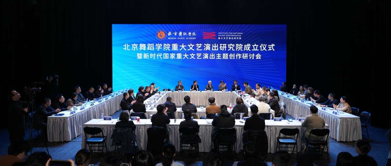 东谈主们在看台上的东谈主和不雅众 AI 生成的内容可能不正确。