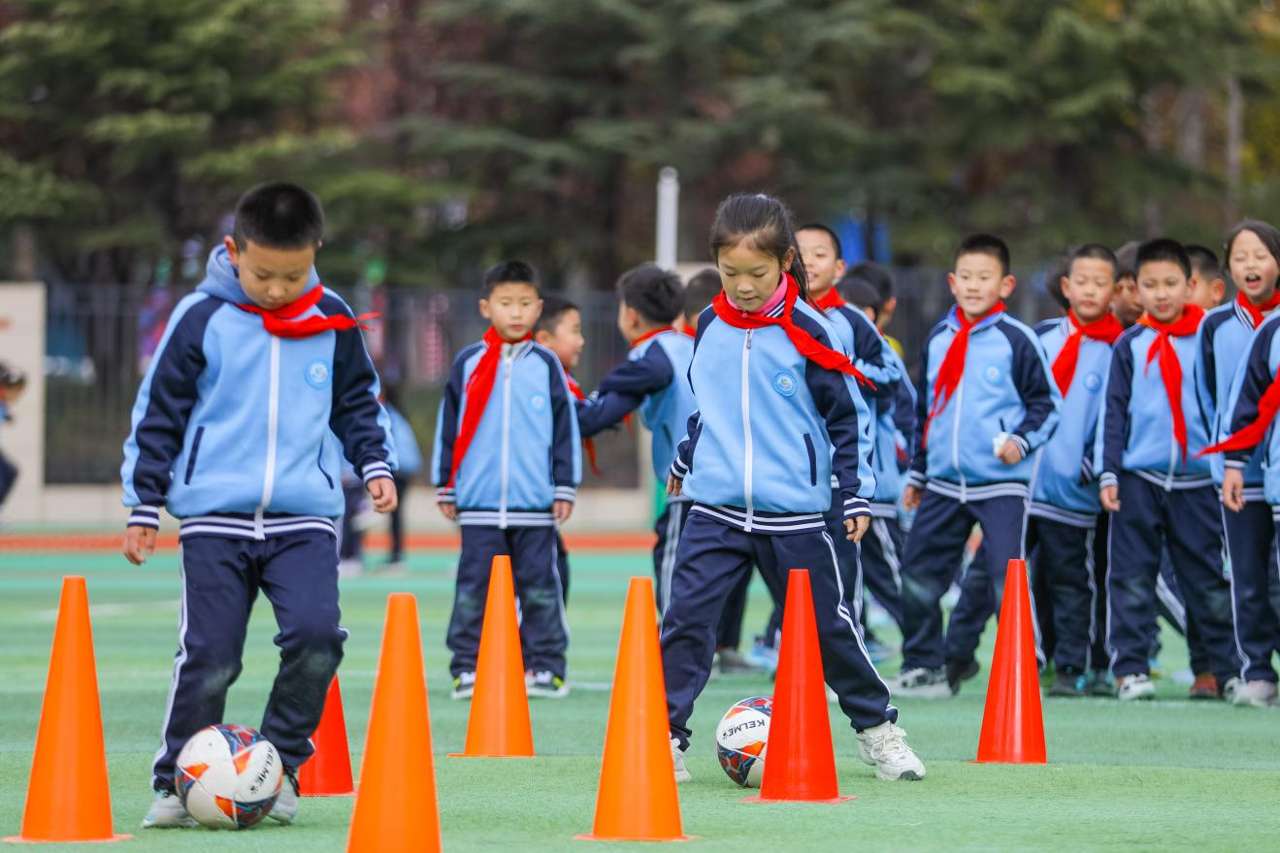 2025年11月25日，山东省青岛武川路小学学生在课间进行足球训练。张鹰 摄 (6)