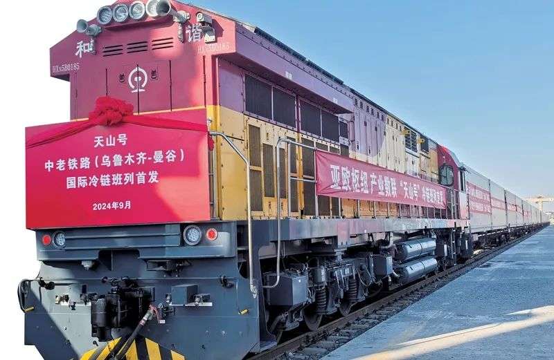 9月24日，兵团第十二师“天山号”冷链数字班列首发现场，463.5吨新疆地产新鲜葡萄发往泰国曼谷。