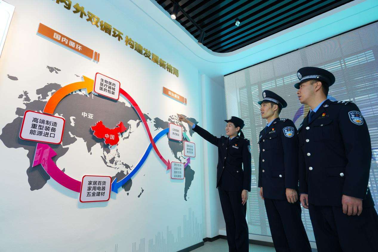 图为民警深入学习交流港口在新发展神气中的广大出路。