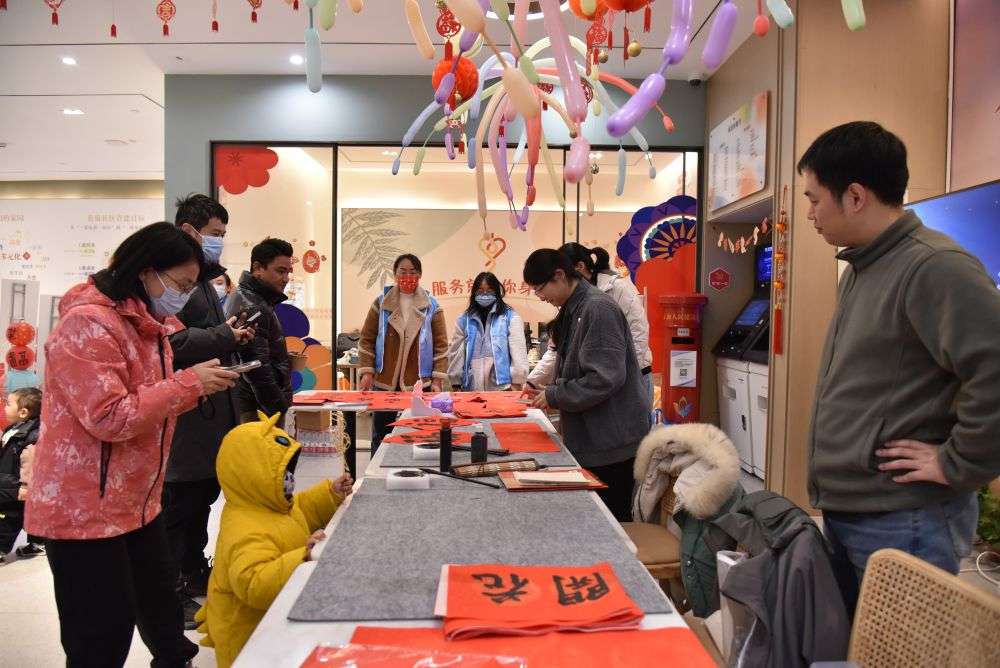 一群人站在桌子边 描述已自动生成