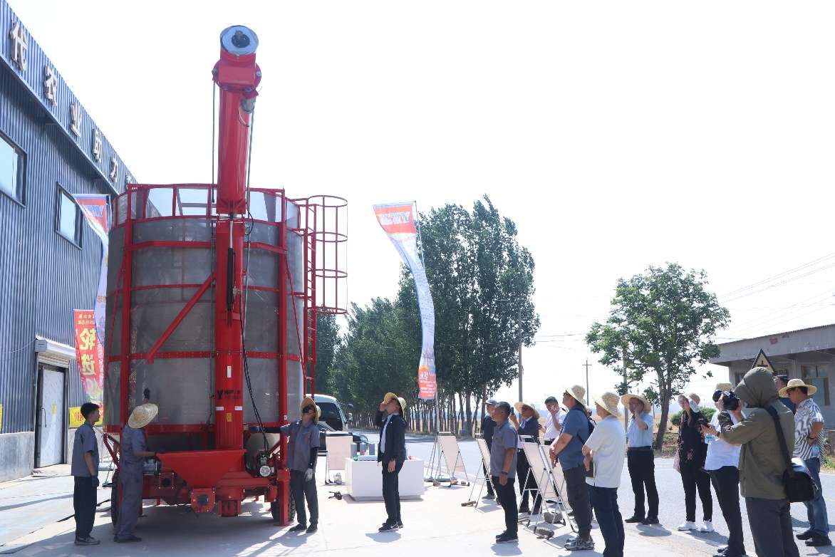 一群人在街道上行走 AI 生成的内容可能不正确。