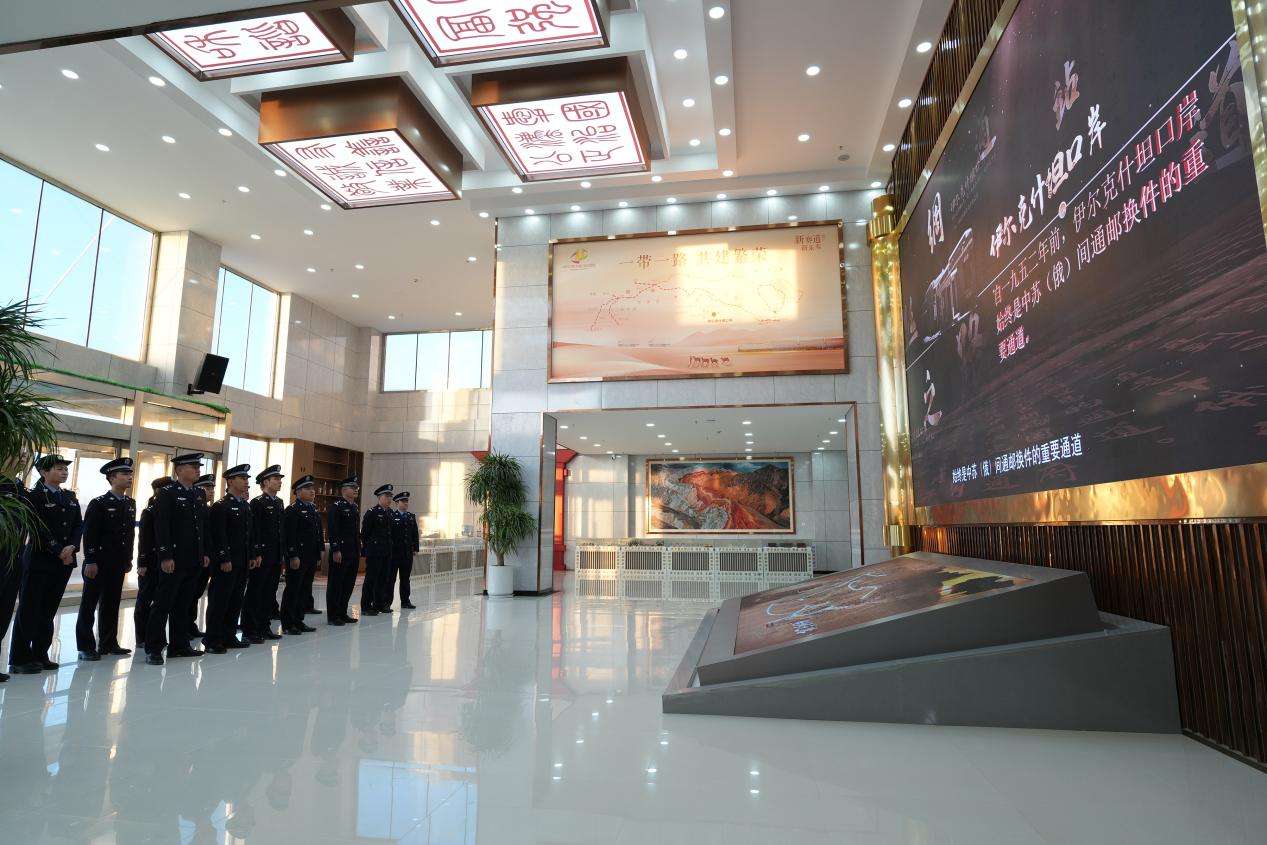 图为民警现场不雅看港口发展建立宣传片