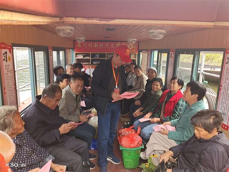 船舱里进行的理论宣传。黄山区委宣传部供图_proc