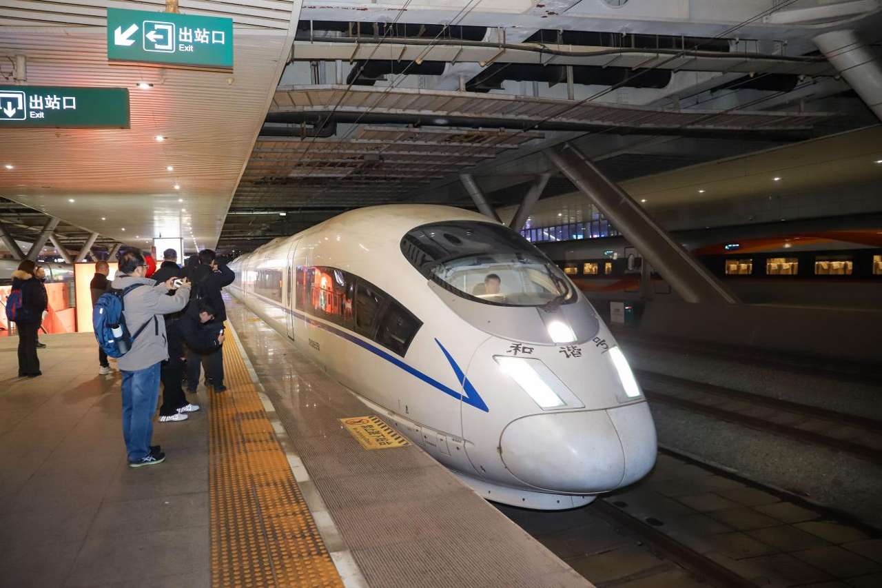 2026年2月25日晚，500多名来自甘肃省的务工东谈主员免费乘坐G2096次高铁列车抵达山东青岛北站。张鹰 摄