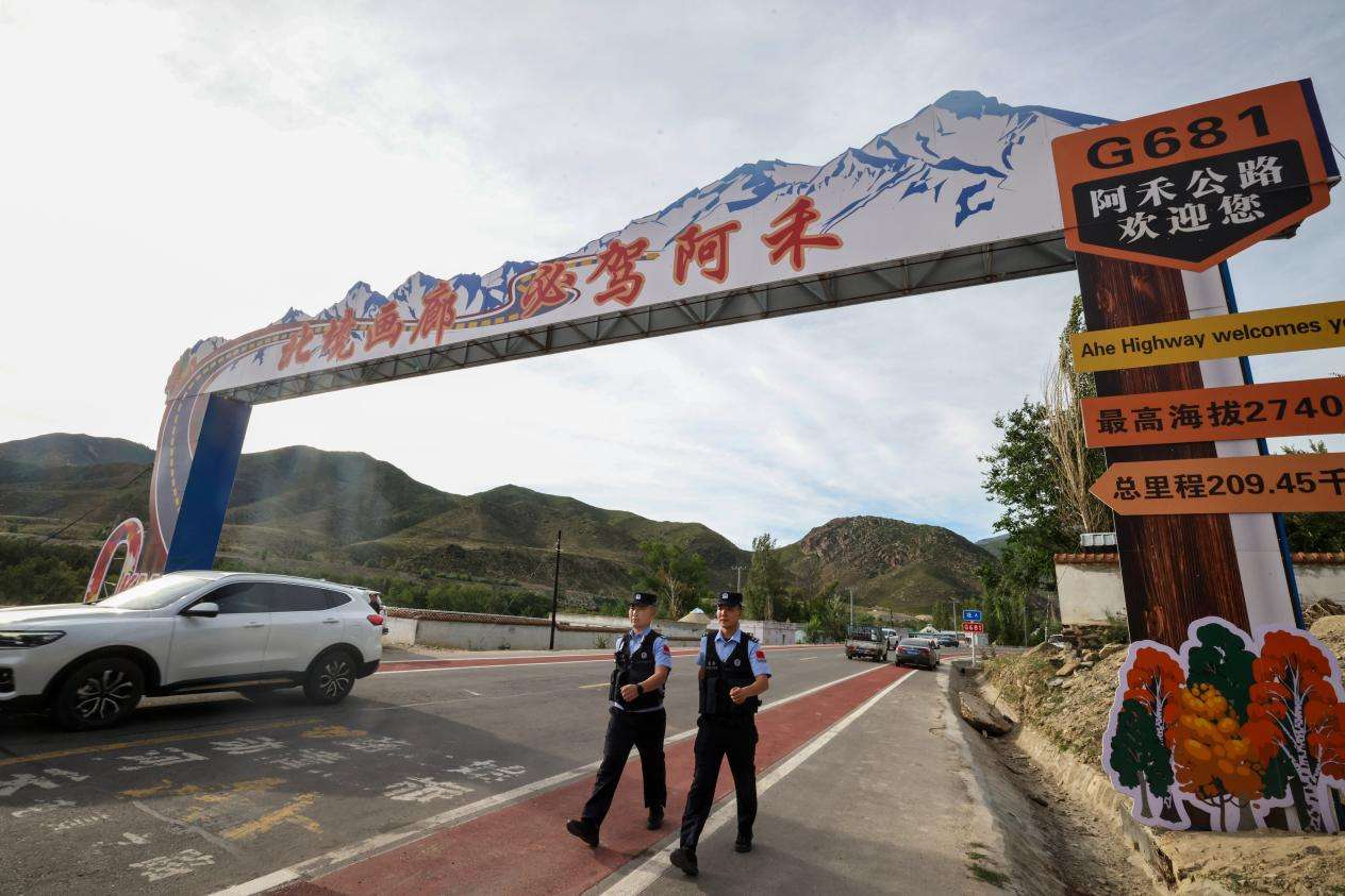 7图为 2025年7月6日，阿勒泰边境管理支队拉斯特边境派出所民警在位于新疆阿勒泰地区的阿禾公路零起点处执勤。