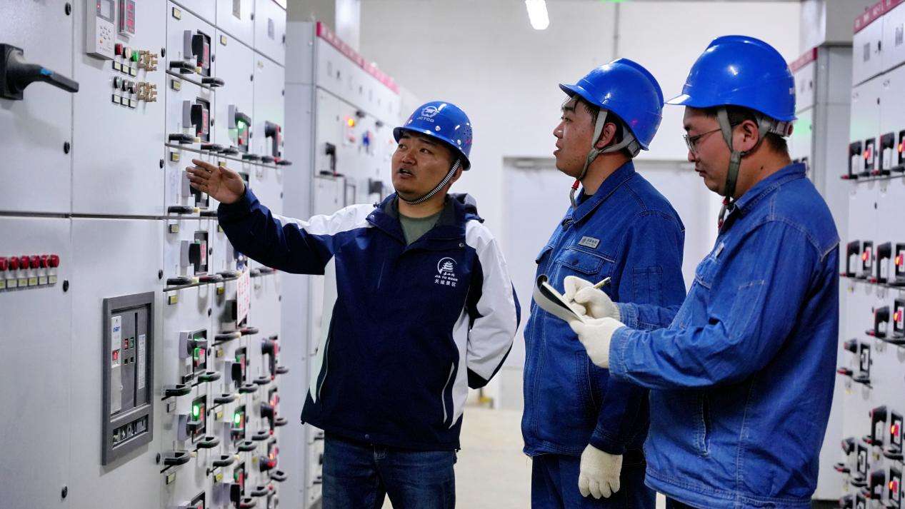 5月12日，国网嘉峪关供电公司陈昌荣，曹萧在嘉峪关关城为夜游灯光剧配电室查看设备运行状态，确保灯光演出顺利进行。（贾一凡）