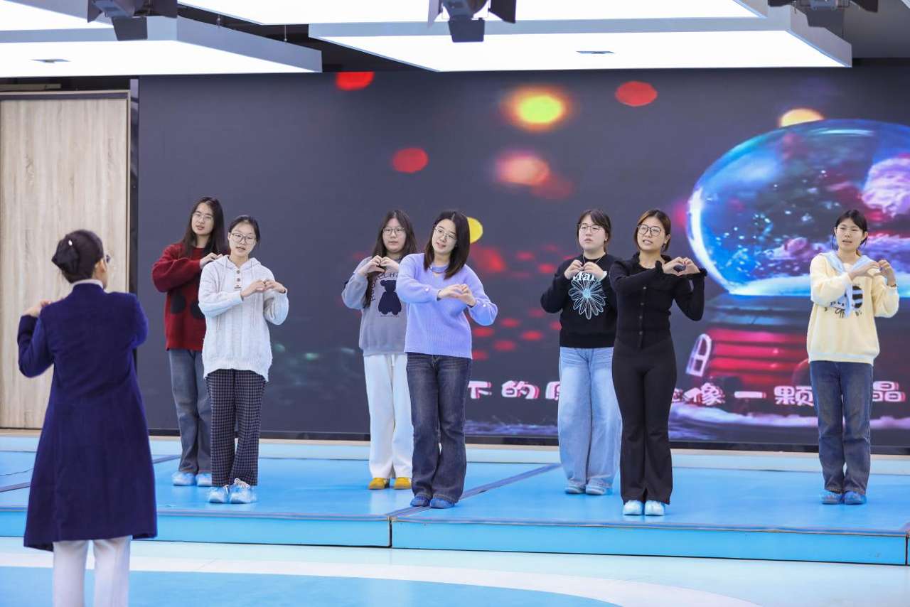 2025年12月24日，在山东青岛恒星科技学院未来教育学院实践教学基地，老师指导学生学习声乐表演。张鹰 摄