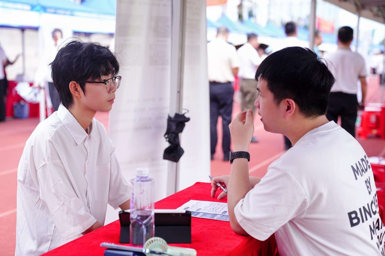 图片包含 人, 男人, 桌子, 站 AI 生成的内容可能不正确。