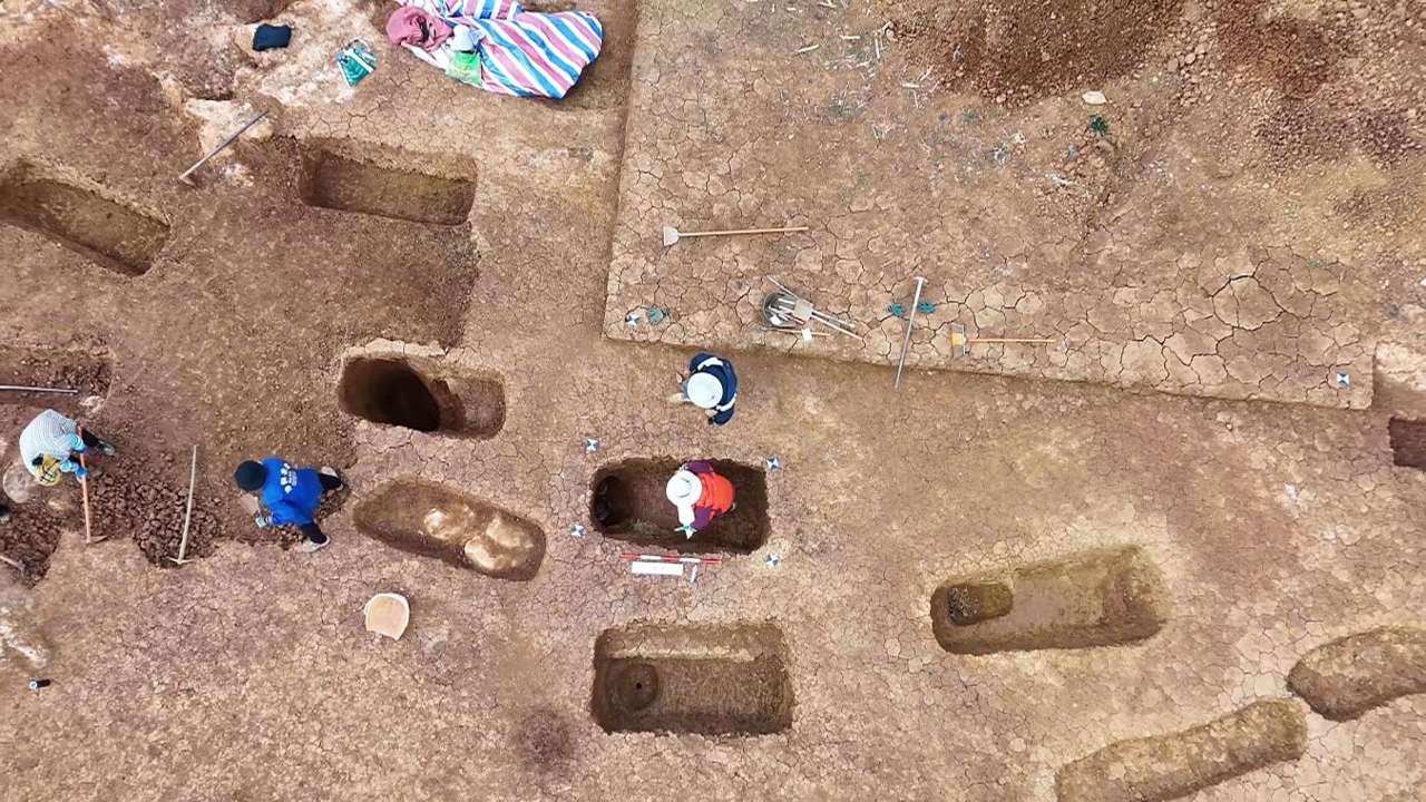 散坡村青铜墓地考古发掘现场航拍图3