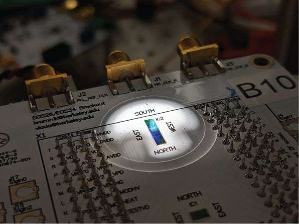 实验过程中，装有芯片的封装电路板被置于探针台显微镜下进行测试。图片来源：美国波士顿大学