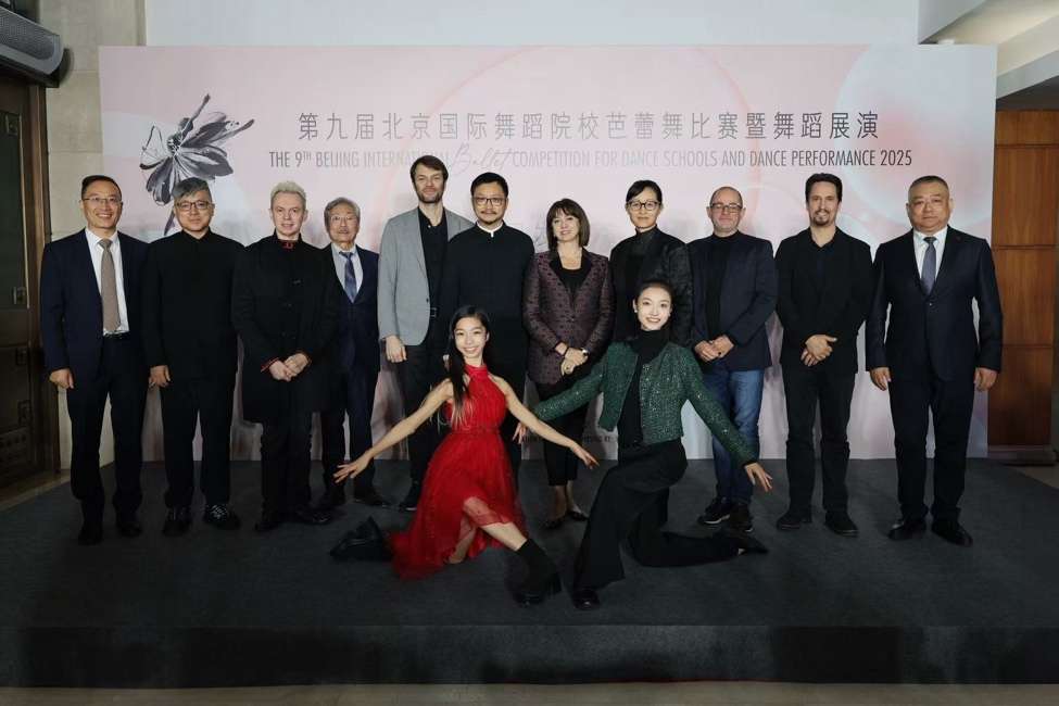 一群人站在一起 AI 生成的内容可能不正确。