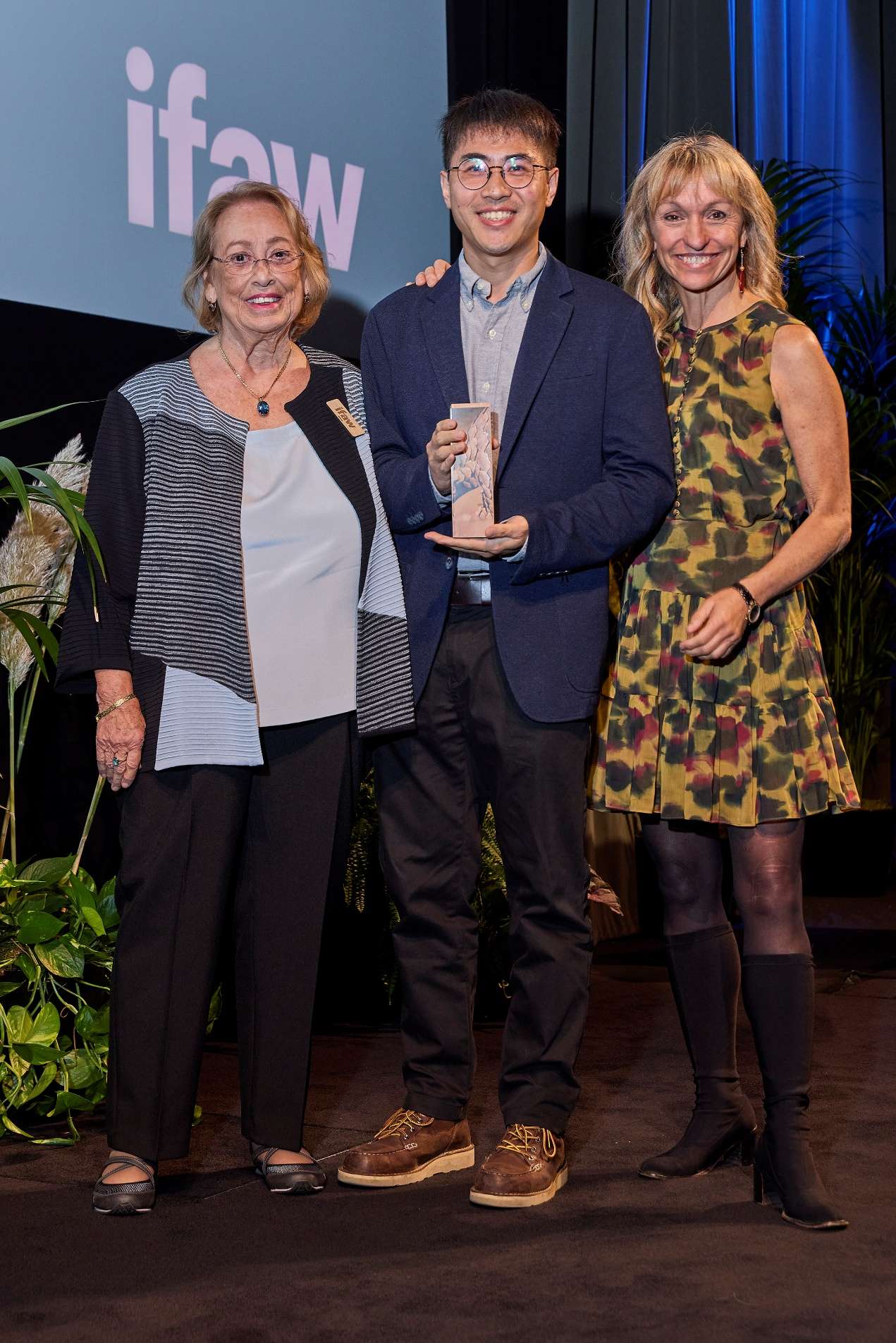 一群男人和女人站在一起 AI 生成的内容可能不正确。