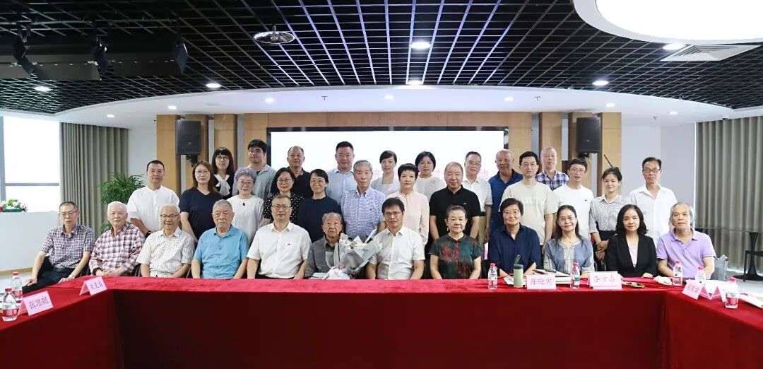 人们在看台上 AI 生成的内容可能不正确。