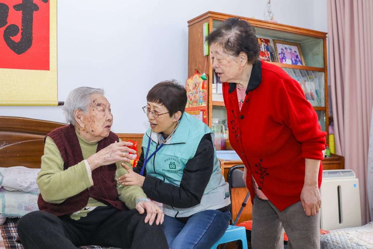 2026年3月16日开云体育(中国)官方网站，山东省青岛市第八东谈主民病院医联体大夫韩大莉下千里李沧区李村街谈社区卫生处事中心，与家庭大夫团队一同上门为活动未便老东谈主听诊。张鹰 摄