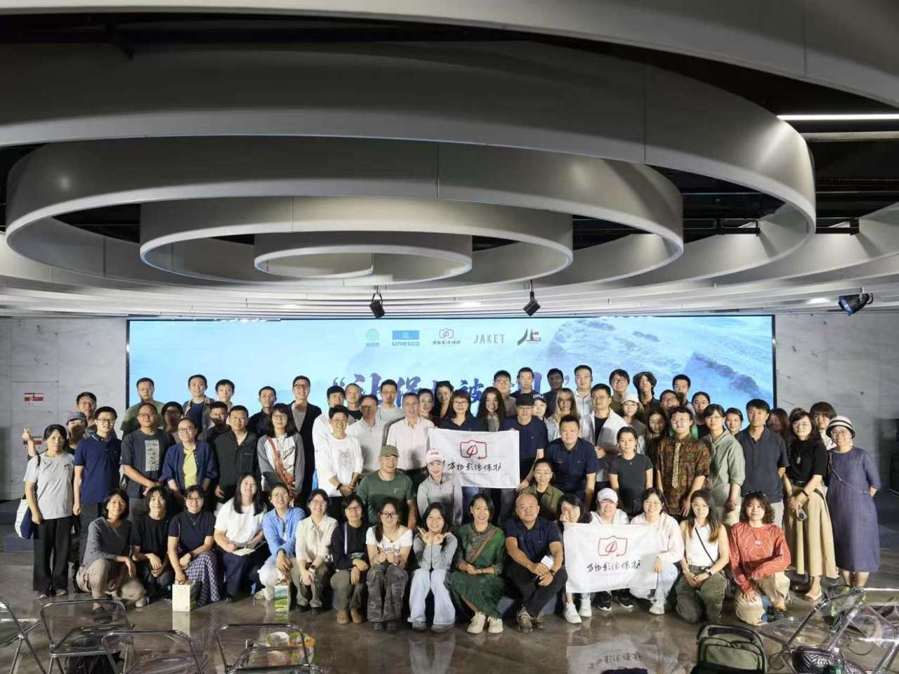许多人站在一起 AI 生成的内容可能不正确。