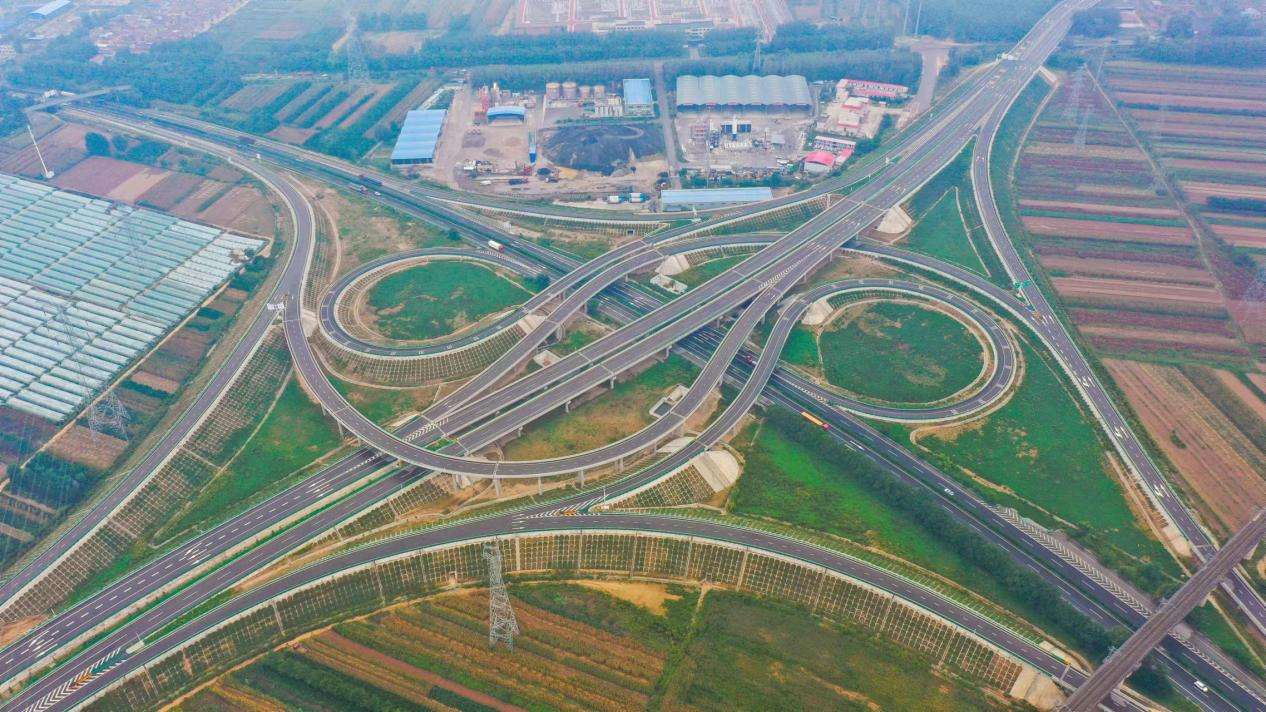 横贯甘肃平凉地区南北，实现宁夏、甘肃、陕西三省区间便捷沟通的“金腰带”G85线彭大高速公路