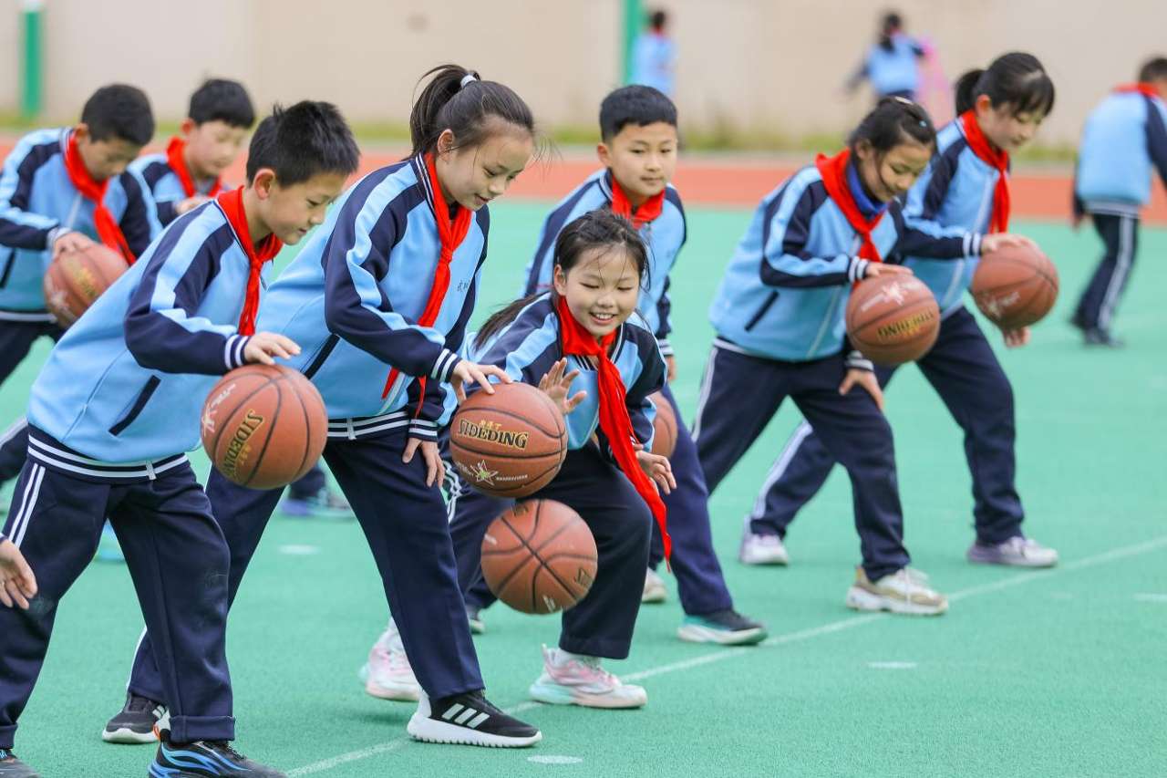 2025年11月25日，山东省青岛武川路小学学生在课间玩拍篮球游戏。张鹰 摄 (3)