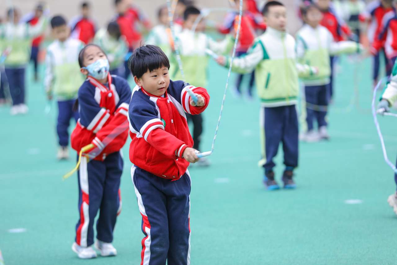 2025年11月25日，山东省青岛武川路小学学生参加课间绳操。张鹰 摄 (1)