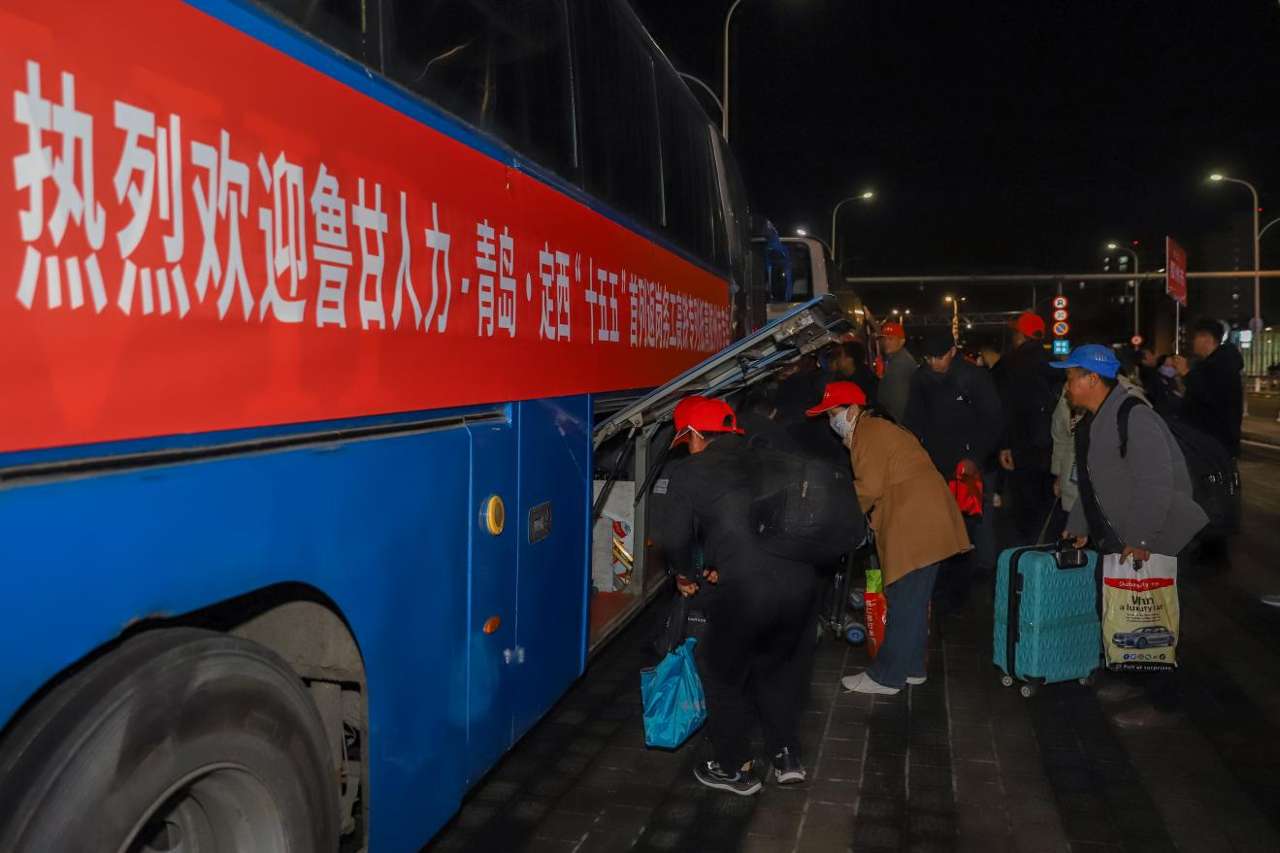 2026年2月25日晚，在山东青岛北站，来自甘肃省的返岗务工东谈主员准备搭车复返使命地。张鹰 摄