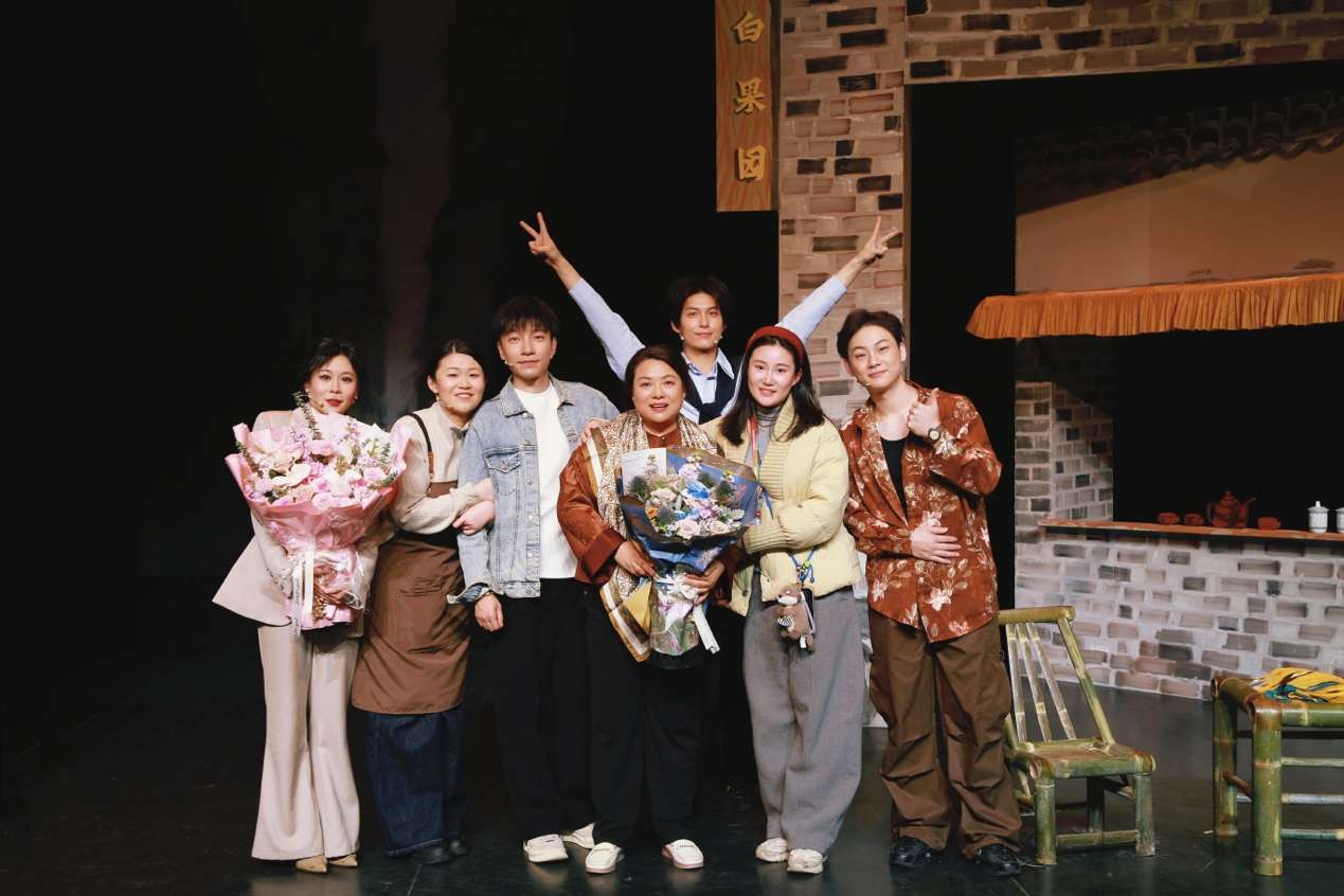 一群人站在台上 AI 生成的内容可能不正确。