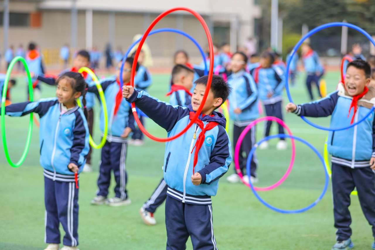 2025年11月25日，山东省青岛武川路小学学生在课间玩呼啦圈。张鹰 摄 (1)