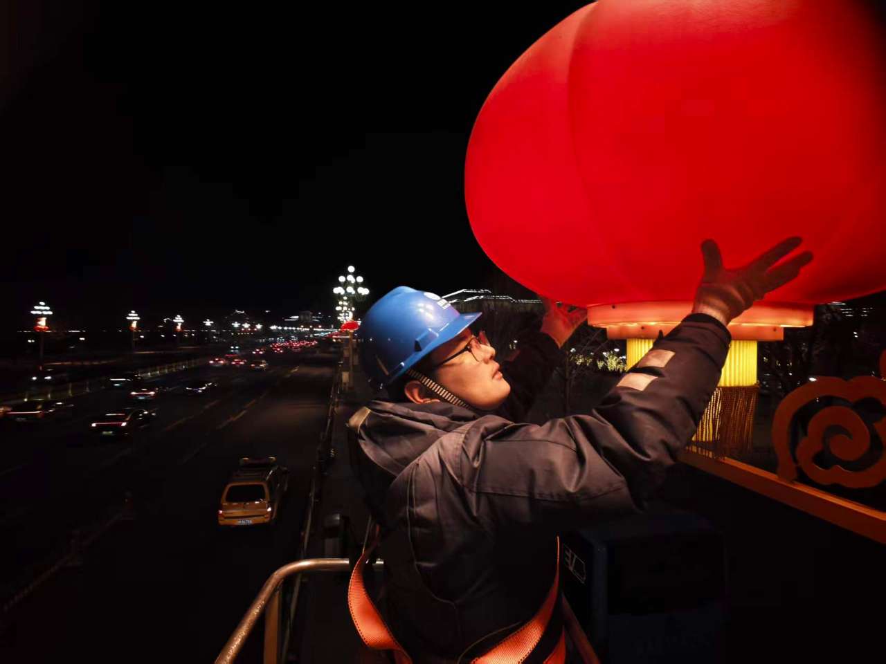 男人戴着头盔 AI 生成的内容可能不正确。