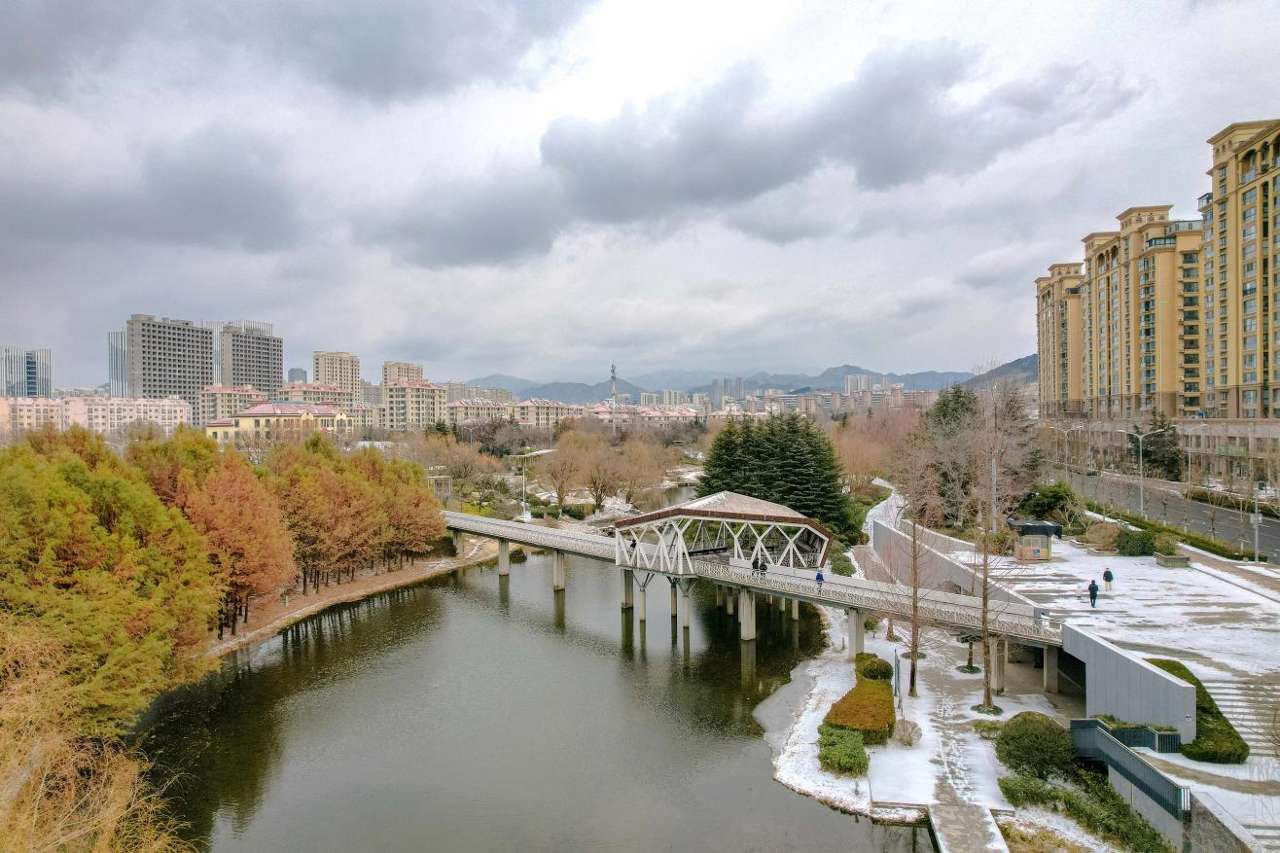 2026年1月19日，山东省青岛市李沧区李村河银装素裹，景色如画。张鹰 摄 (8)