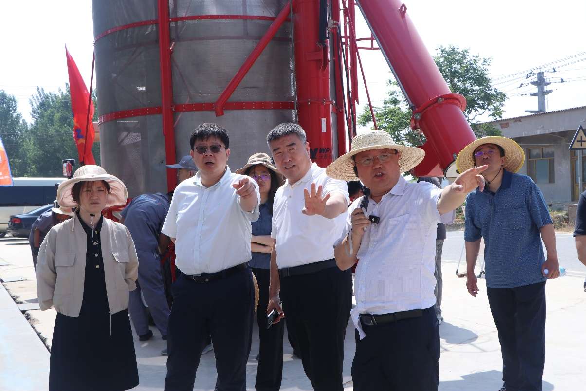 人们站在雪地里摆拍 AI 生成的内容可能不正确。