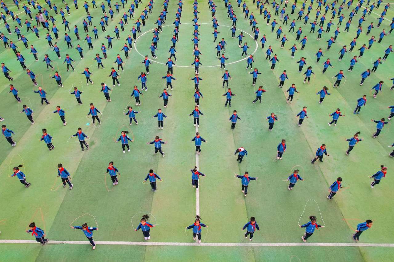 2025年11月25日，山东省青岛武川路小学学生参加课间绳操。张鹰 摄 (4)