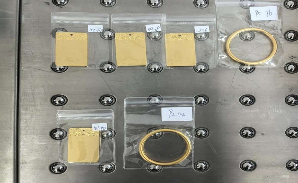 图片包含 室内, 金属, 不同, 束 AI 生成的实质可能不正确。