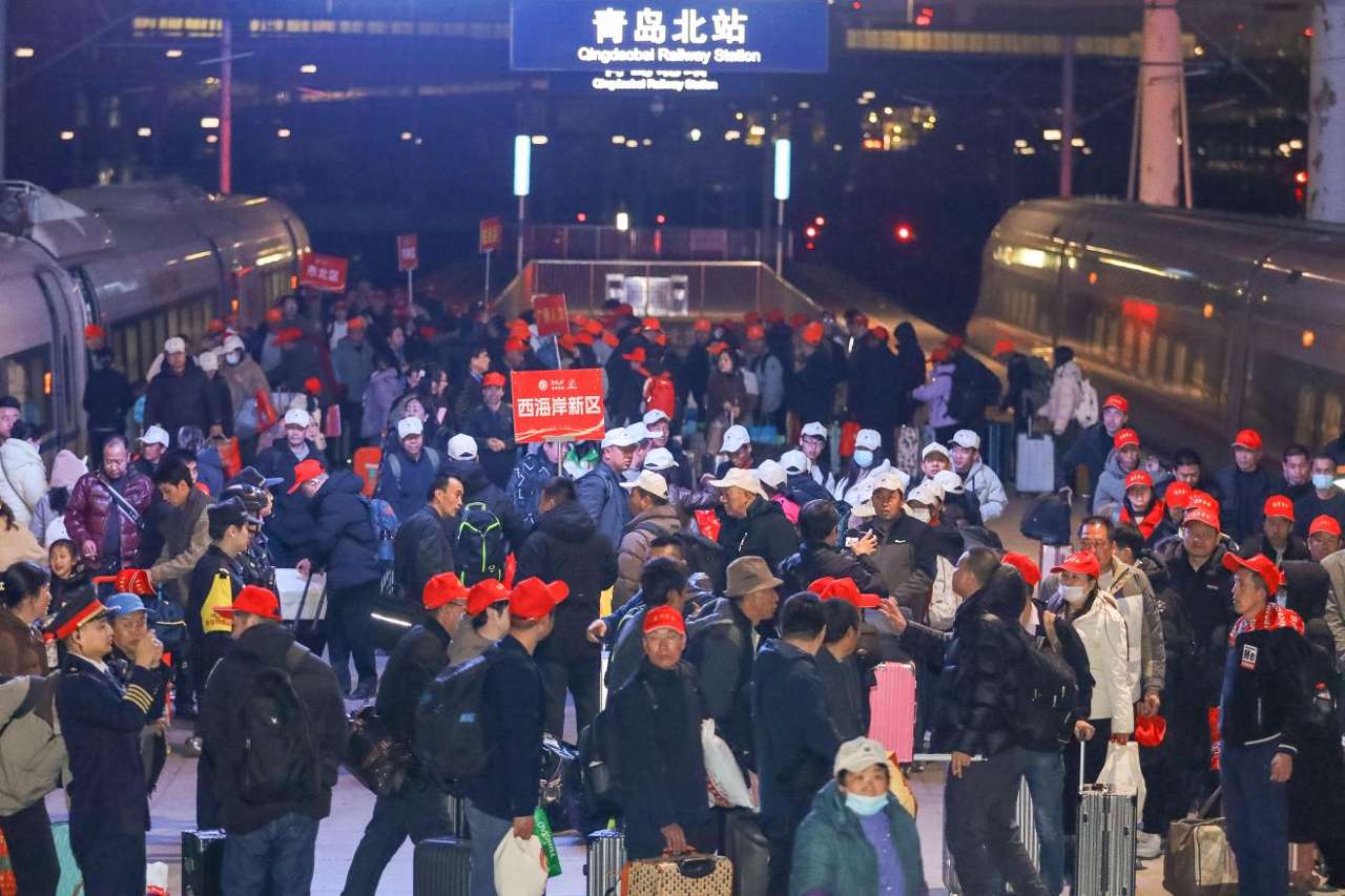 2026年2月25日晚，来自甘肃省的务工东谈主员免费乘坐G2096次高铁列车抵达山东青岛北站。张鹰 摄 (2)