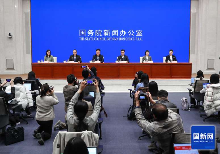 一群东谈主站在建筑前 描摹已自动生成