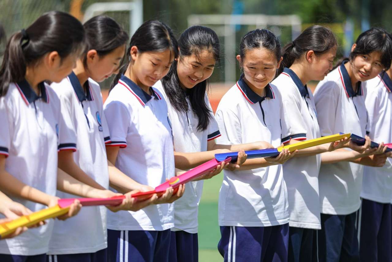 2026年5月26日，学生在山东省青岛第三十三中学开展的校园脸色减压活动中进行乒乓传递游戏。张鹰 摄 (1)