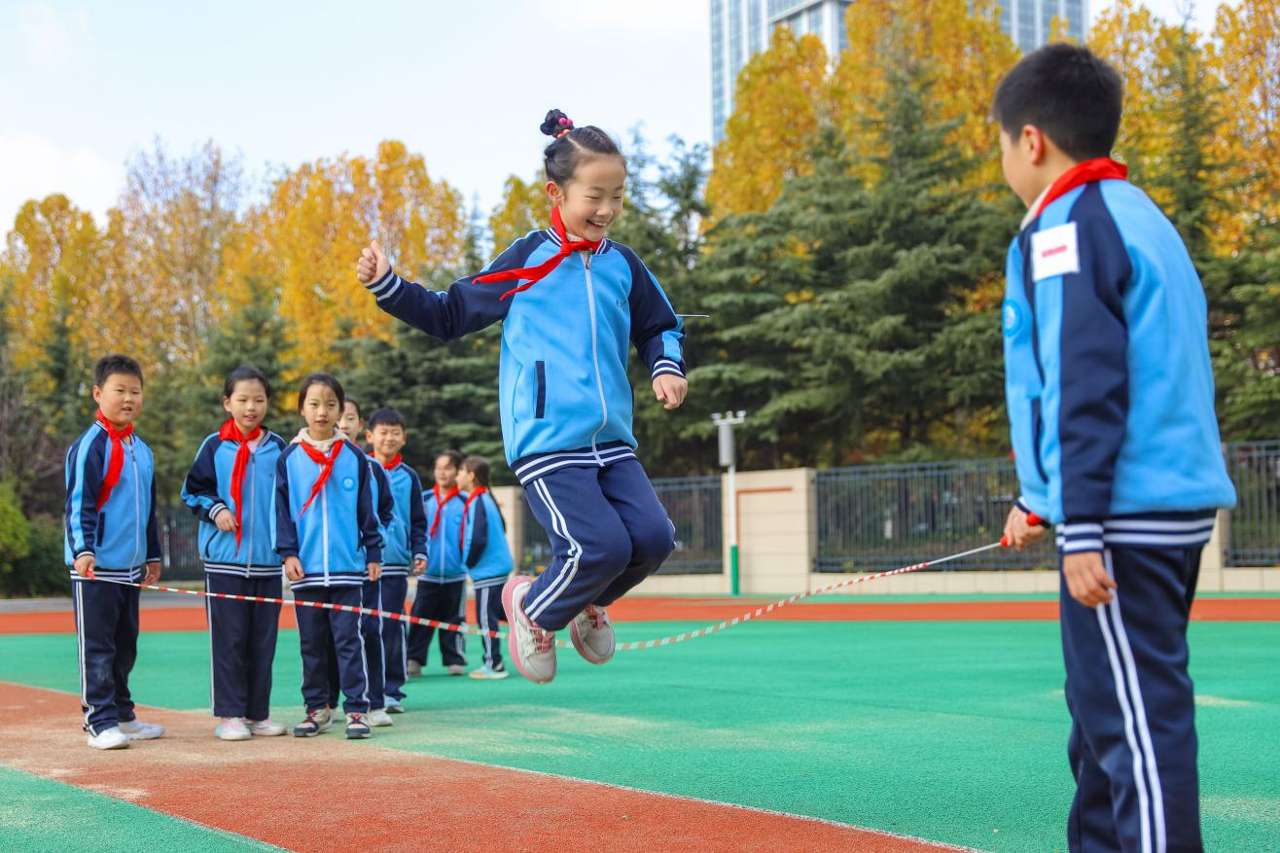 2025年11月25日，山东省青岛武川路小学学生在课间进行跳绳。张鹰 摄 (6)