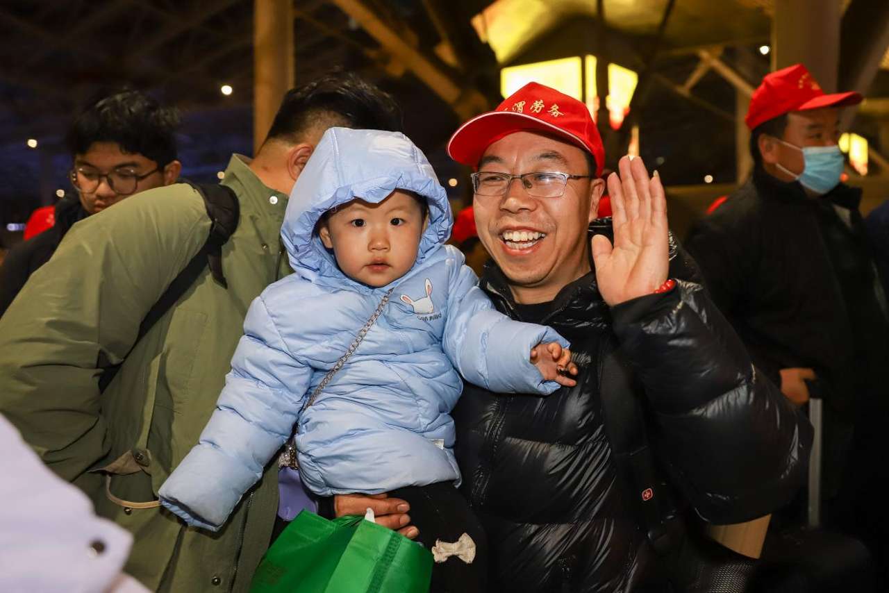 2026年2月25日晚，在山东省青岛市李沧区，来自甘肃省的务工东谈主员乘坐G2096次高铁列车抵达青岛北站。张鹰 摄