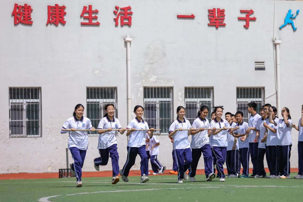 2026年5月26日，学生在山东省青岛第三十三中学开展的校园脸色减压活动中进行推杆跑游戏。张鹰 摄 (7)