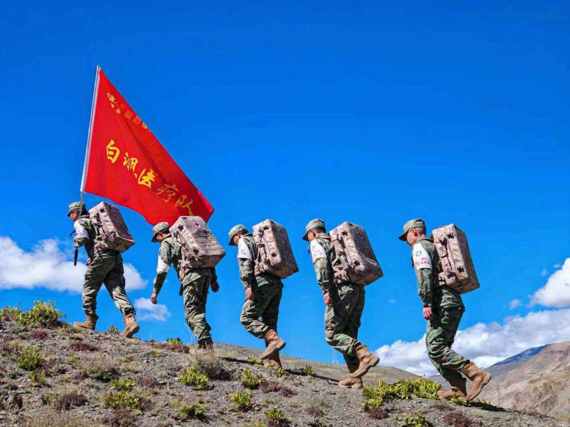 1.援藏医疗队在巡诊路上