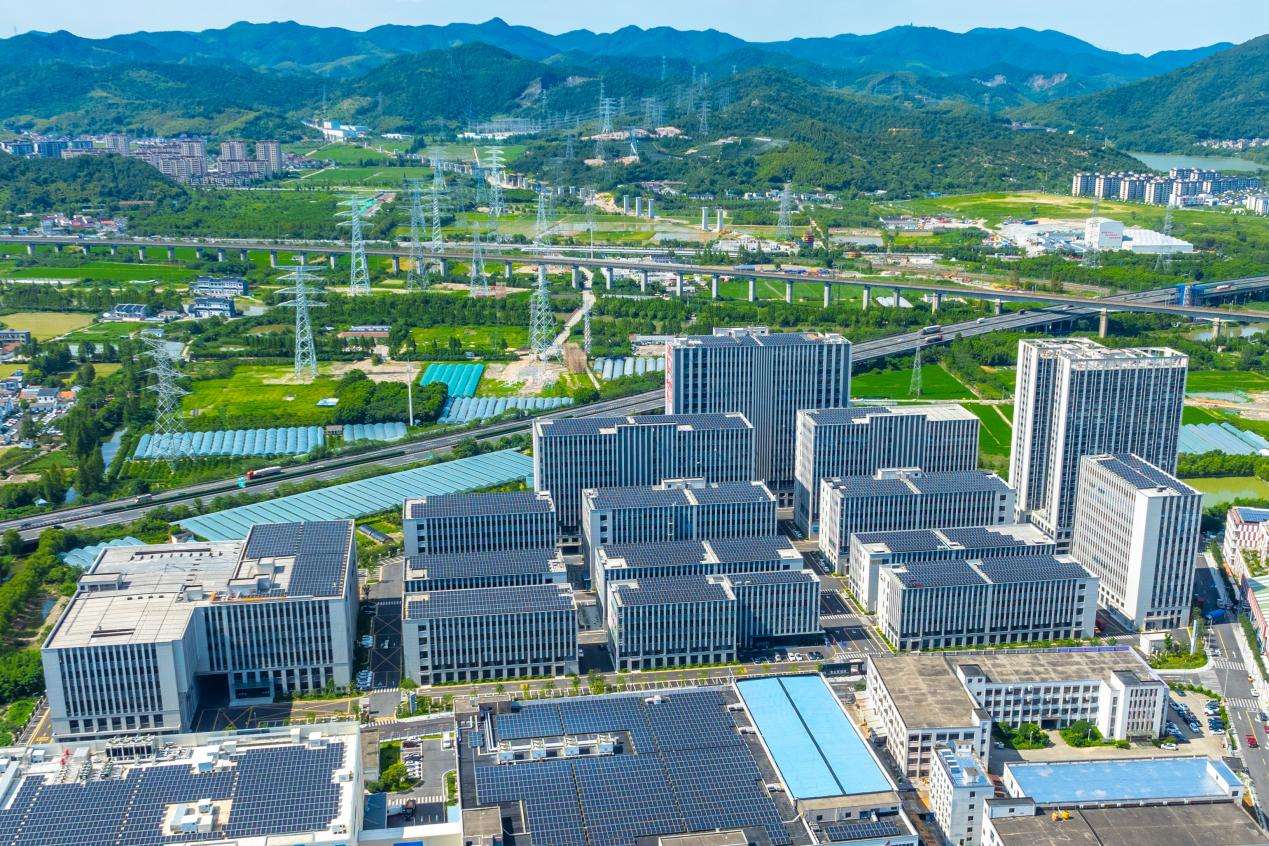 全省首个“五全”绿色低碳智慧园区——金山智造园光伏航拍（齐春春摄）