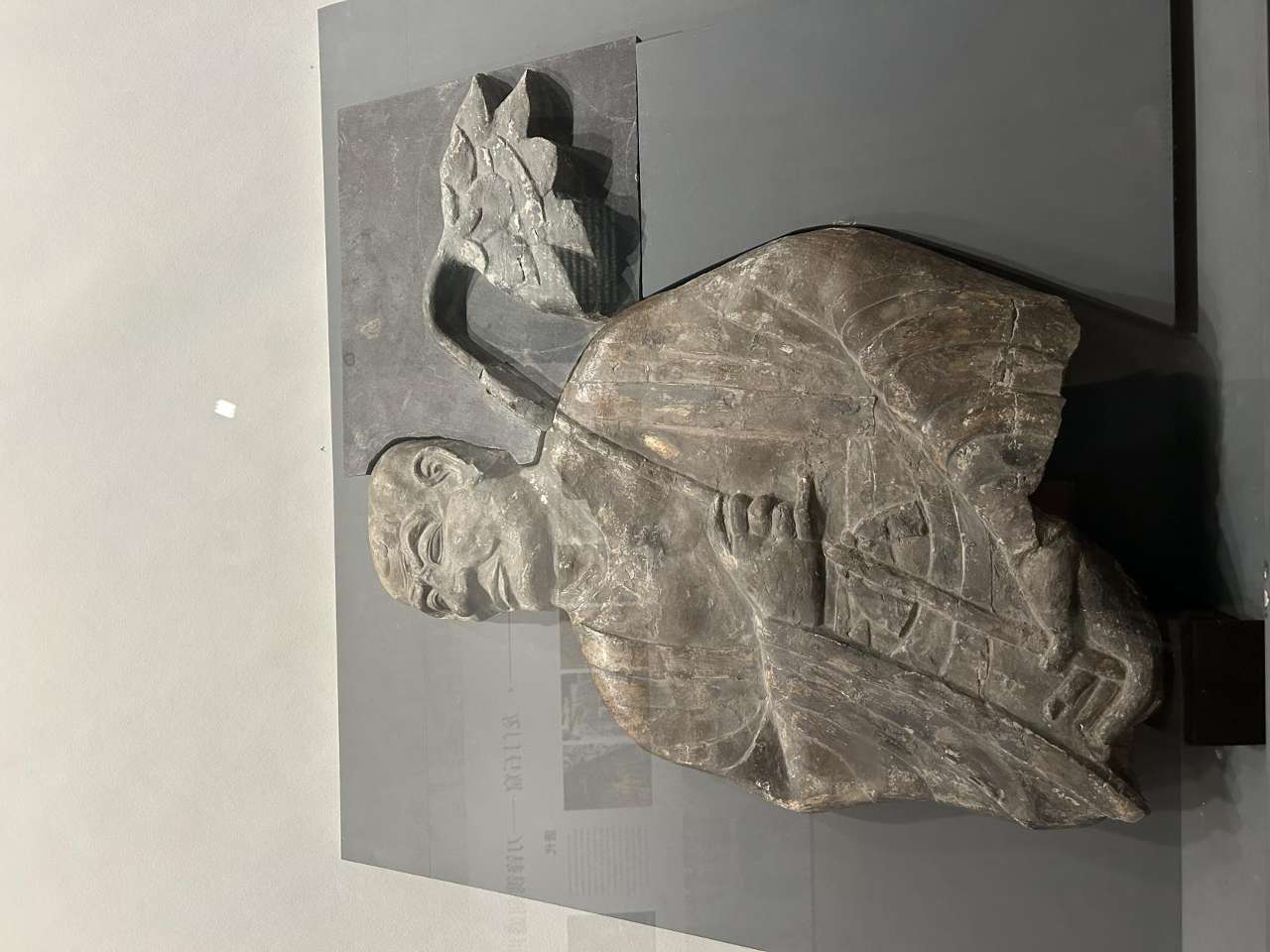 洛阳龙门石窟展出的看经寺浮雕罗汉像是一件海外回归文物 尚杰 摄