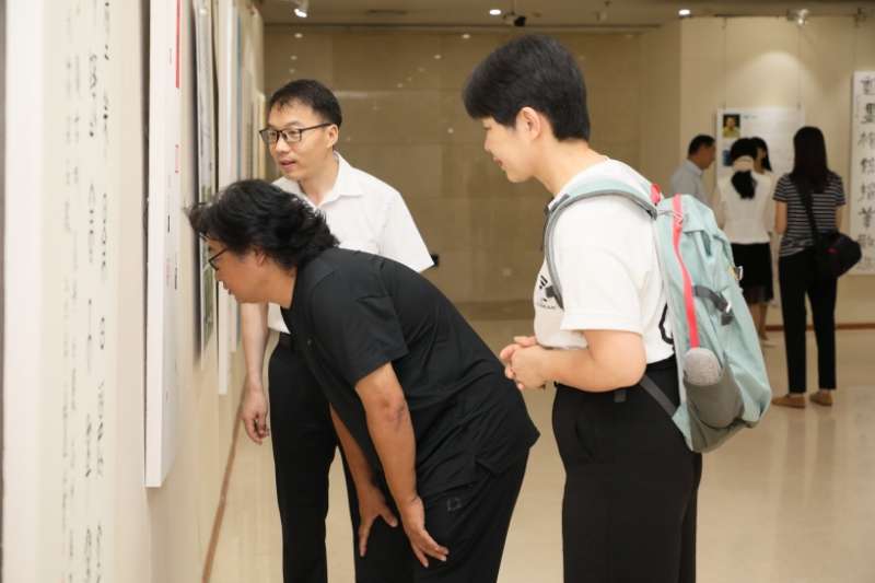 嘉宾参观展览3