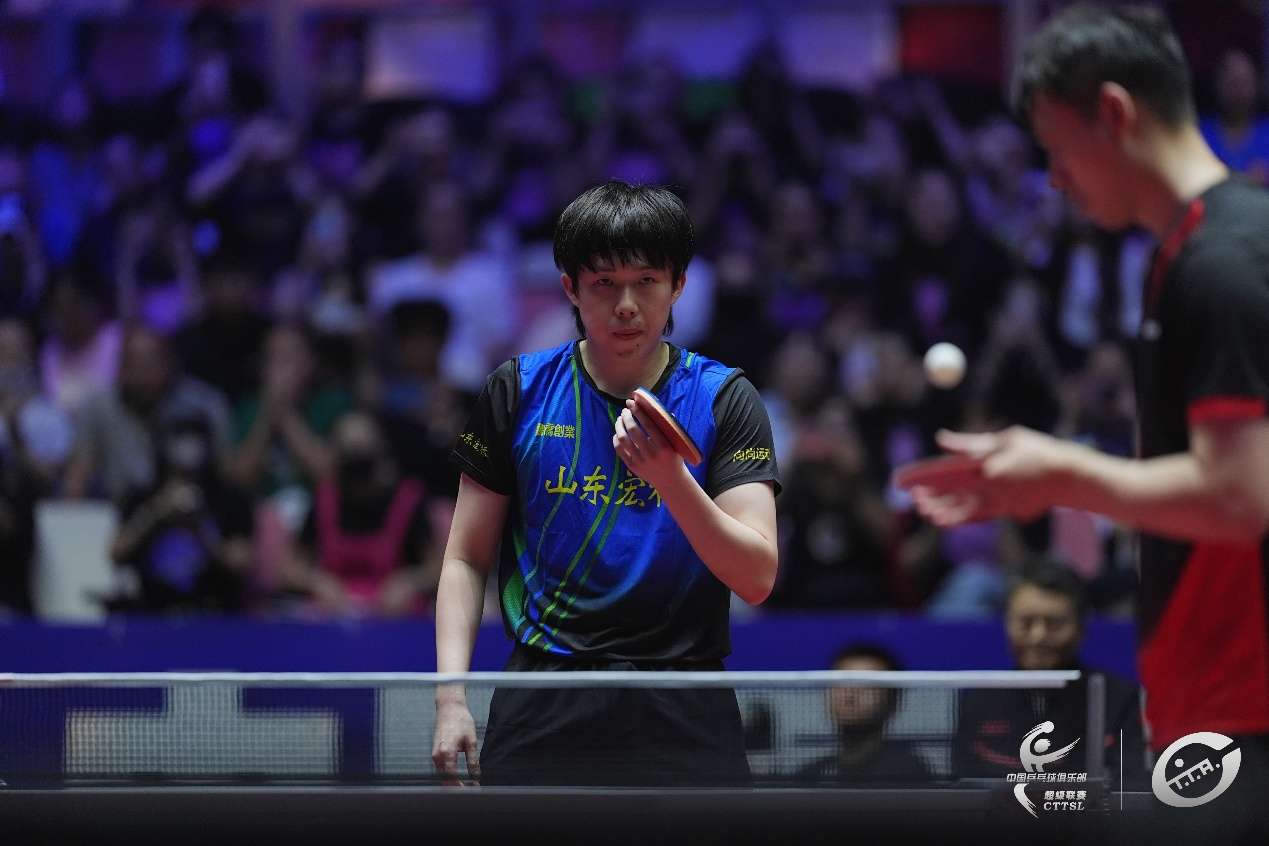 图片包含 人, 运动, 男人, 播放器 AI 生成的内容可能不正确。