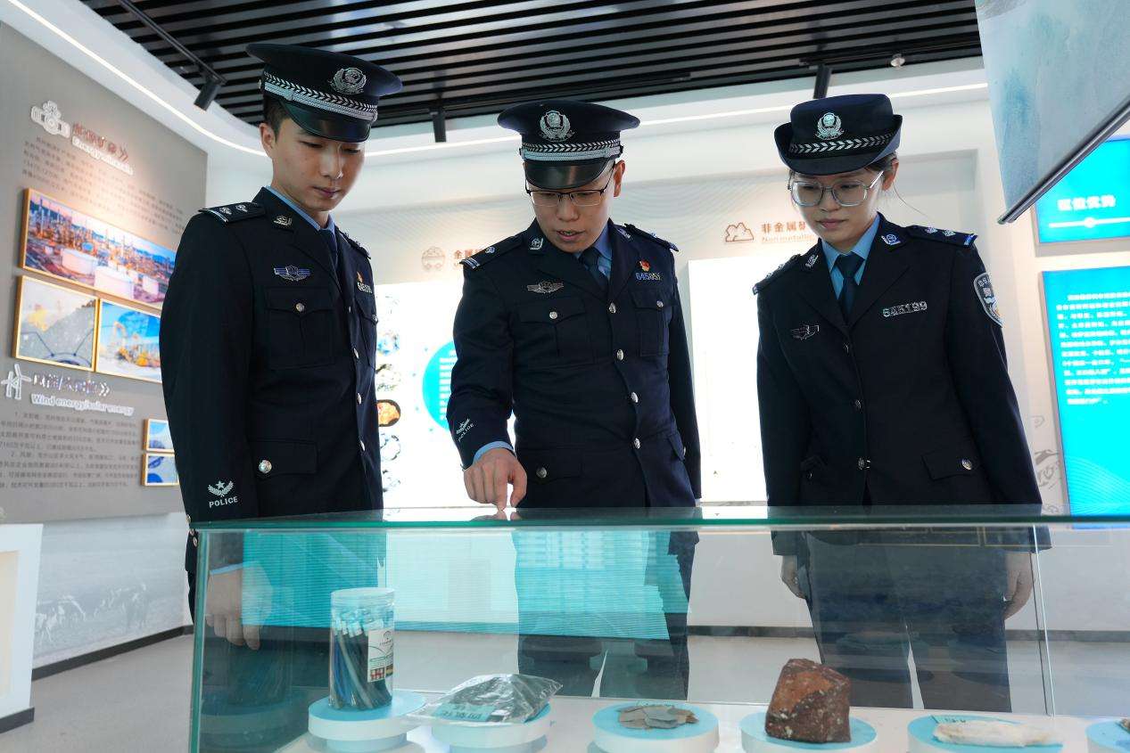 图为民警在展览馆仔细差别港口所收支口联系矿产。