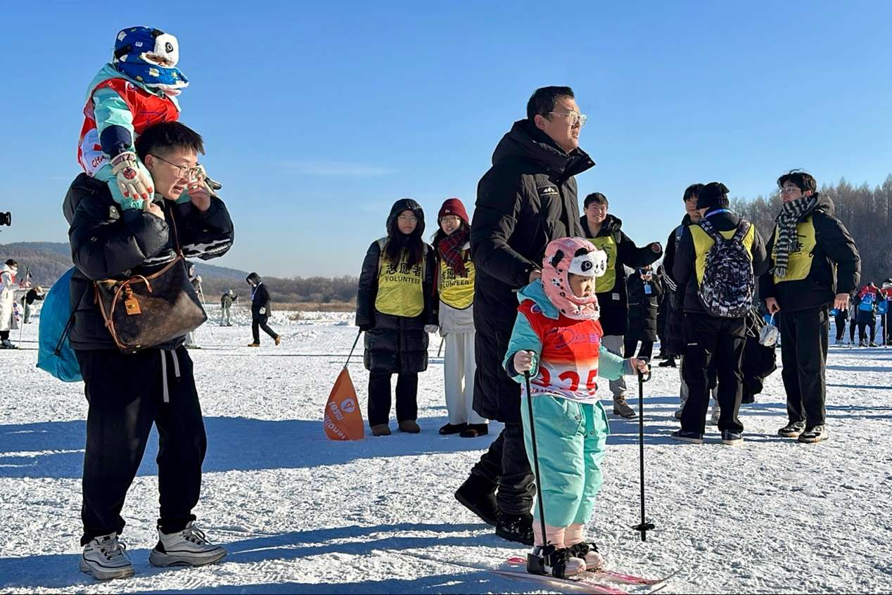一群东谈主站在雪地上 形容已自动生成