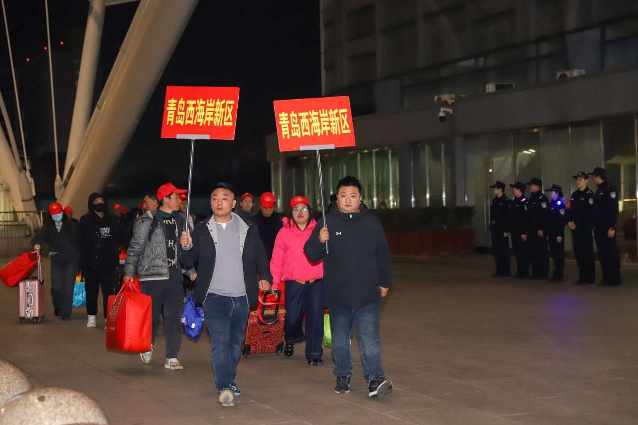 2026年2月25日晚，在山东青岛北站，来自甘肃省的务工东谈主员走出车站。张鹰 摄 (6)