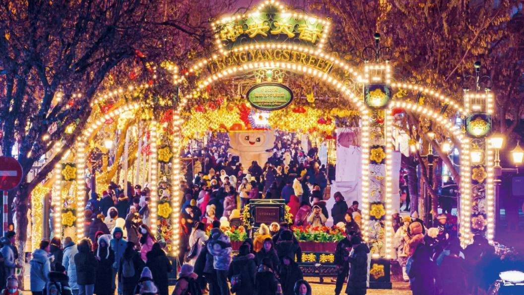 建筑上挂着许多画 AI 生成的内容可能不正确。