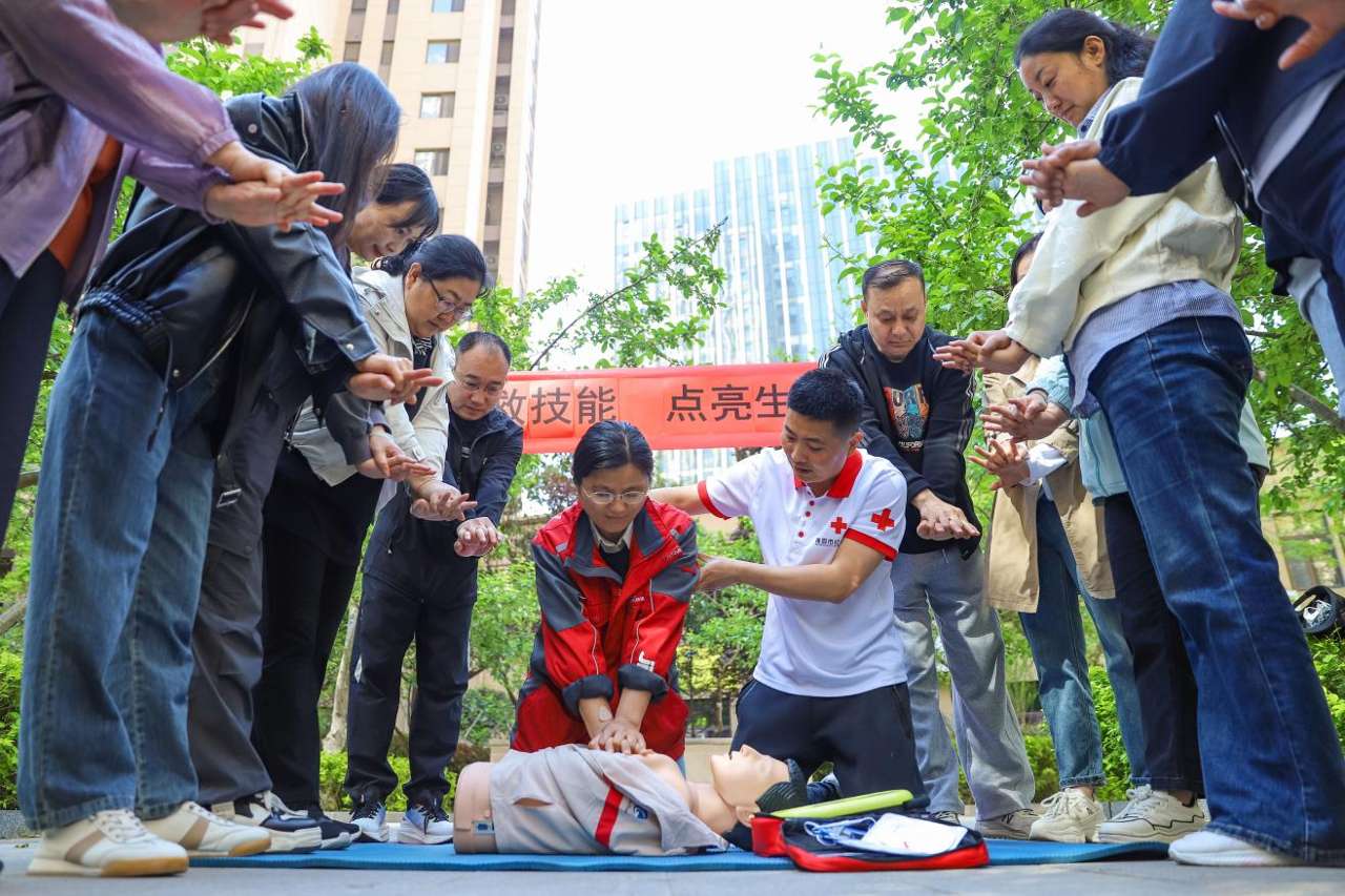 2026年5月8日，在山东省青岛市李沧区浮山路街谈金液泉路社区，红十字会讲师带领市民学习心肺复苏急救时间。张鹰 摄 (5)