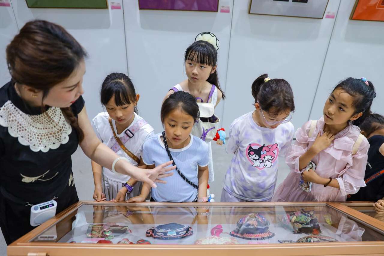 2026年7月2日，小朋友在山东省青岛市李沧区档案馆参观“美在胶东 物华遗珍”李沧区百年民俗藏品展。张鹰 摄 (12)